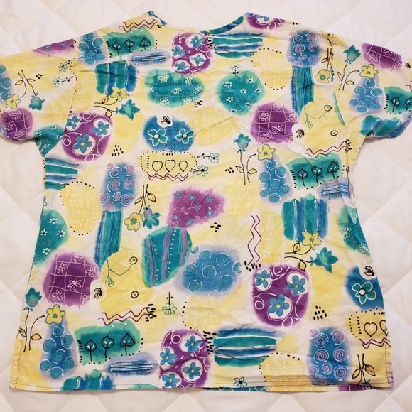 Crest Medium Scrub Top- Floral Pattern - Picture 7 of 8